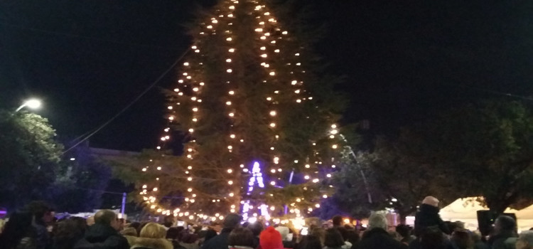 Natale 2015, festa in piazza con luminarie e Babbo Natale
