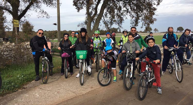 ciclopasseggiata-bacco-gruppo-strada