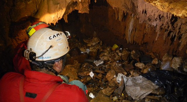 Bonifica cavità carsiche: scoperti rifiuti a 25 metri di profondità