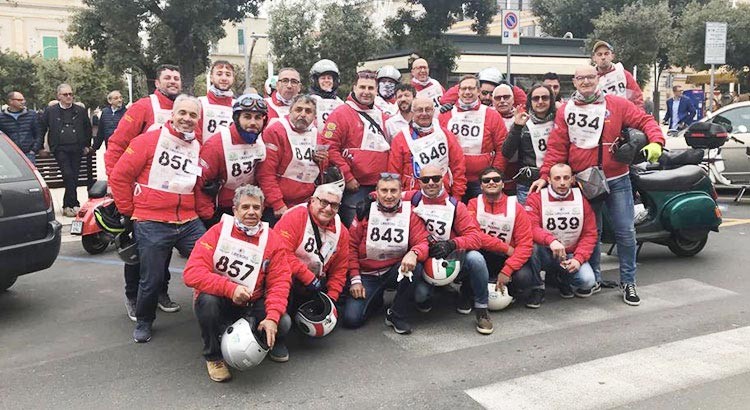 Uno “sciame” di Vespa invade Piazza Garibaldi