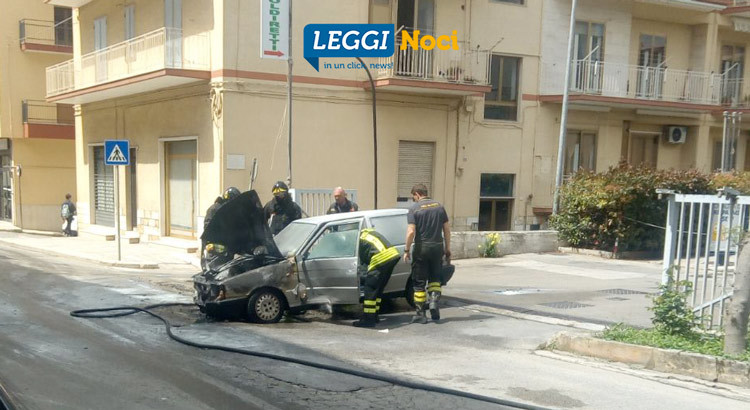 Auto brucia in via Siciliani