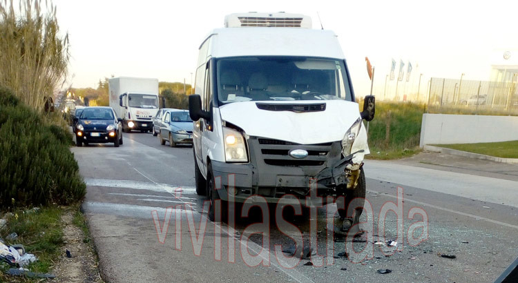 Furgone di una ditta nocese tampona tre auto, 6 feriti