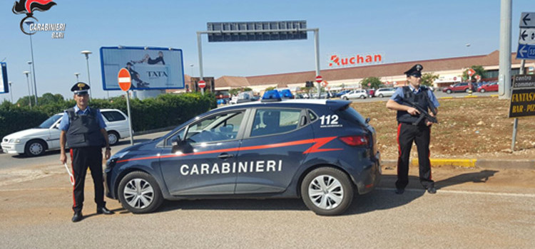 Due giovani della provincia di Brindisi fanno shopping gratis al centro commerciale. Arrestati dai Carabinieri.