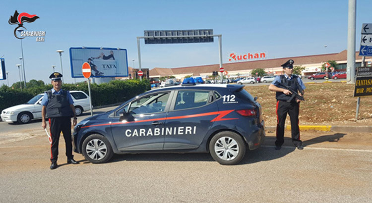 Due giovani della provincia di Brindisi fanno shopping gratis al centro commerciale. Arrestati dai Carabinieri.