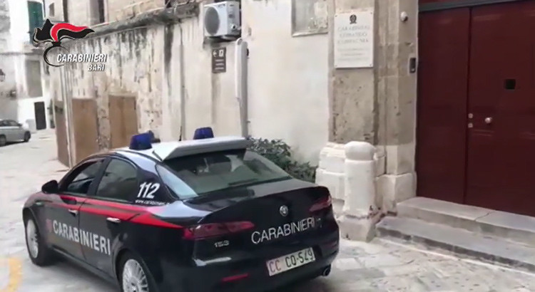 Picchiava e maltrattava anziano, arrestato un badante dai Carabinieri