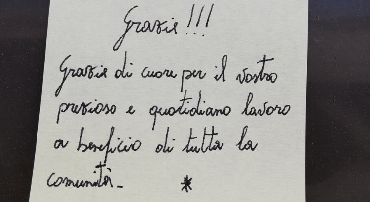 I cittadini ringraziano gli operatori ecologici con messaggi sui mastelli