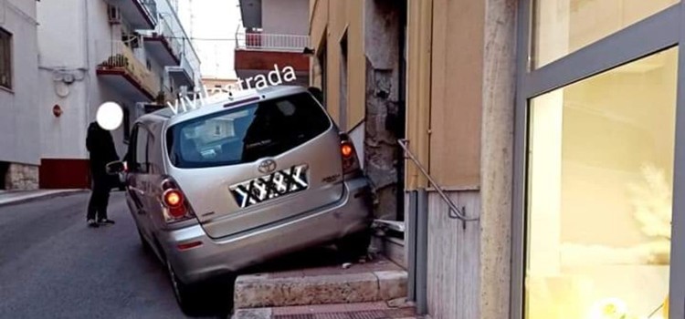 Auto senza conducente in retromarcia