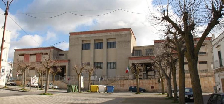 Sigilli alla porta d’ingresso della palestra della scuola “Positano”