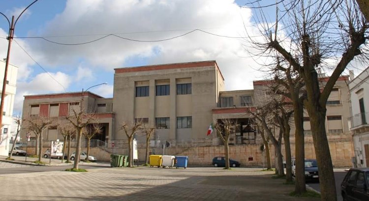 Sigilli alla porta d’ingresso della palestra della scuola “Positano”