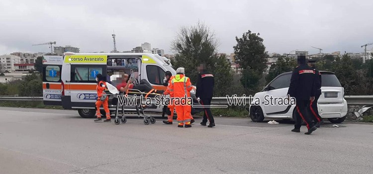 Scontro tra tre auto. Un ferito in codice rosso