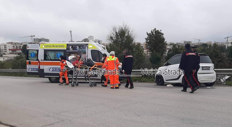 Scontro tra tre auto. Un ferito in codice rosso