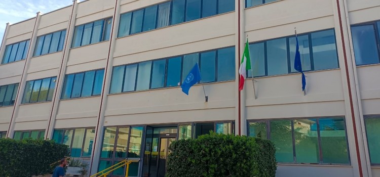 Spunta la bandiera ONU al Palazzo Comunale 