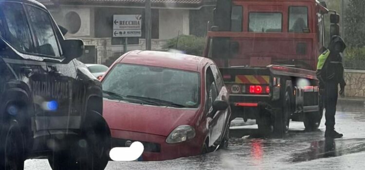 Maltempo: voragine per manto stradale trascurato