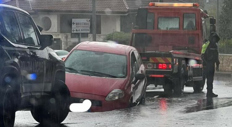 Maltempo: voragine per manto stradale trascurato